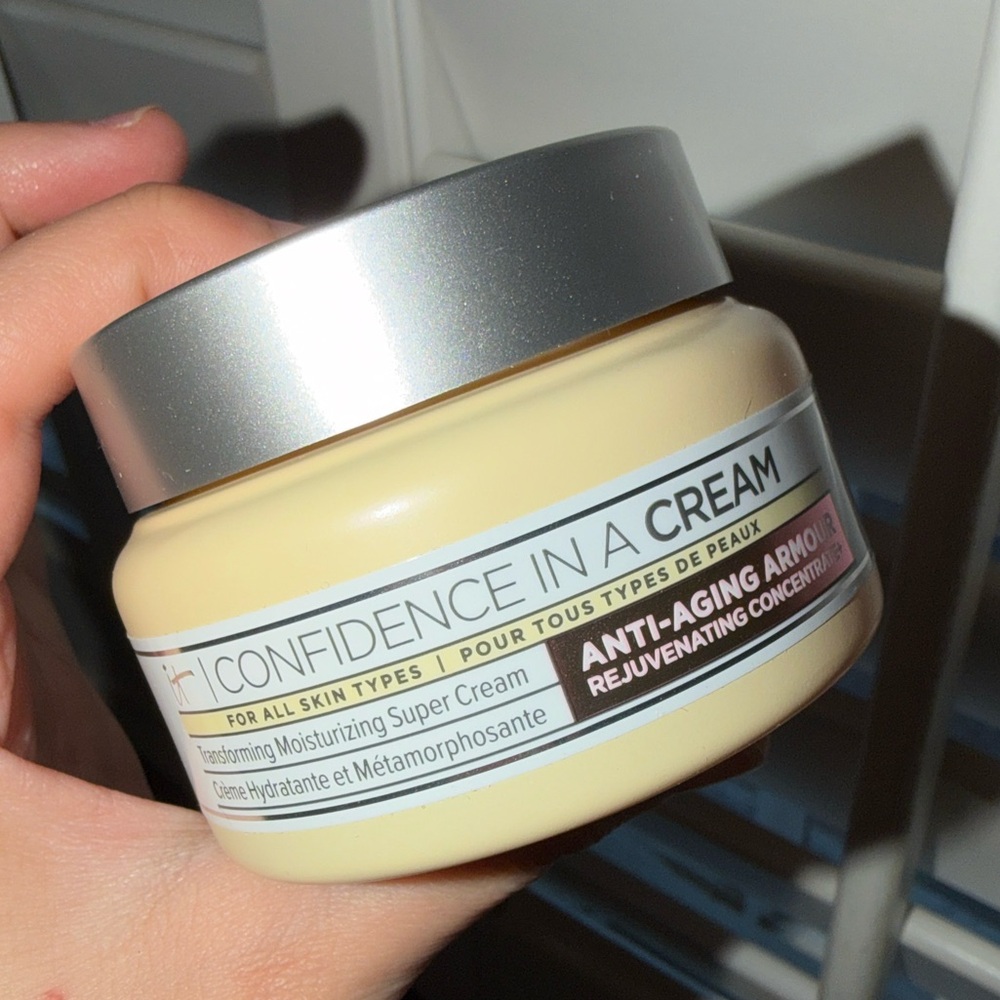 IT Cosmetics Confidence in a Cream anti aging hydrating moisturizer - Picture 9 of 14